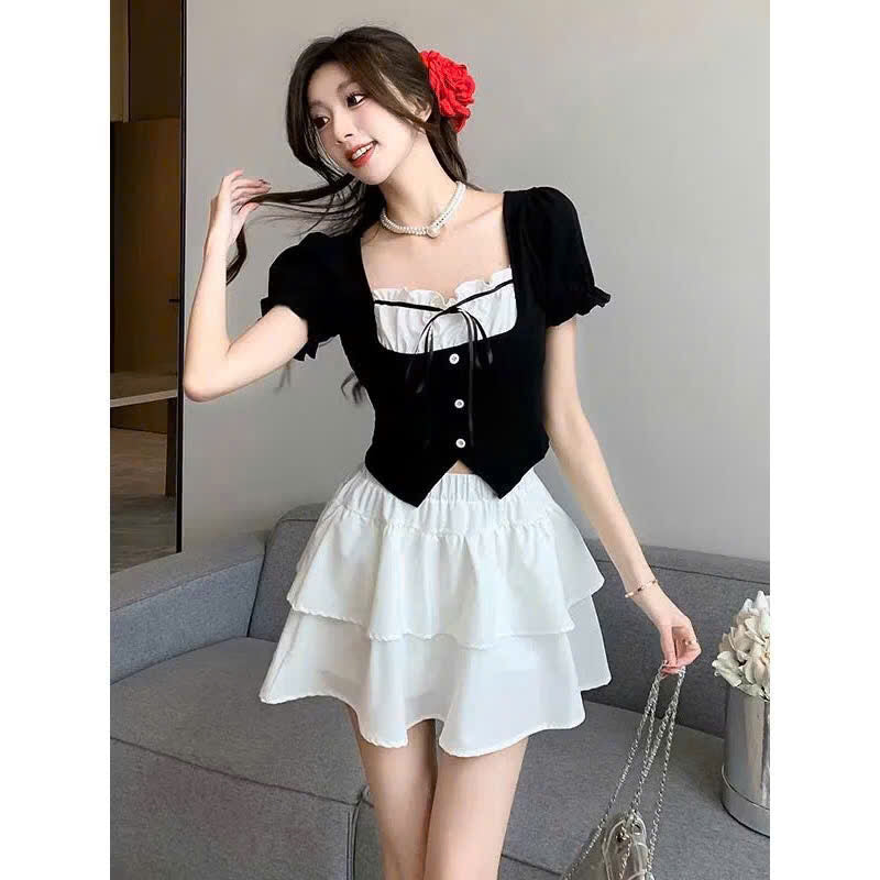 Set with a square-neck striped top featuring white ruffle details and a bow tie, paired with a tiered mini skirt – a pure and elegant style.